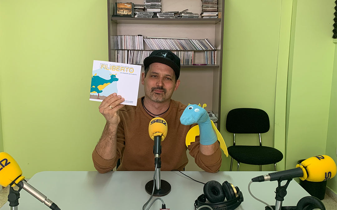 El escritor Xavi Guimerà posa junto a su libro y el personaje 'Filiberto, un dragón de cuento'./ P.S.