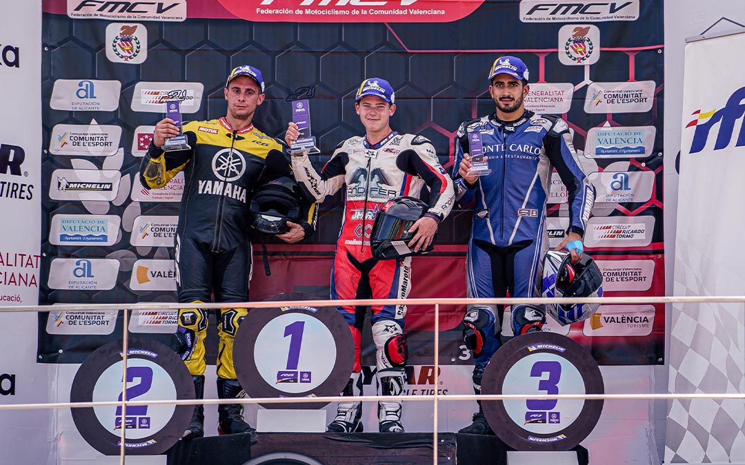 Yeray Maurel celebra en el podio la segunda posición de la categoría 'Rookie' junto a Cody Lamar y Afonso Cruz./ Yamaha R6 Cup
