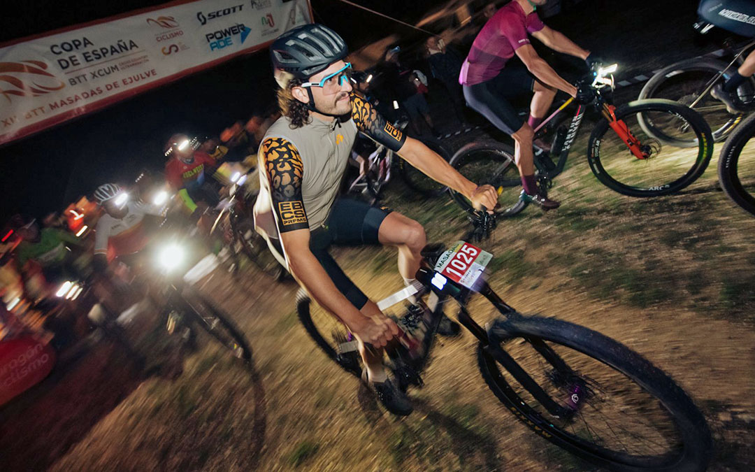 Sergi Sánchez durante la salida que tuvo lugar de noche en la BTT Masadas de Ejulve. / S.S.