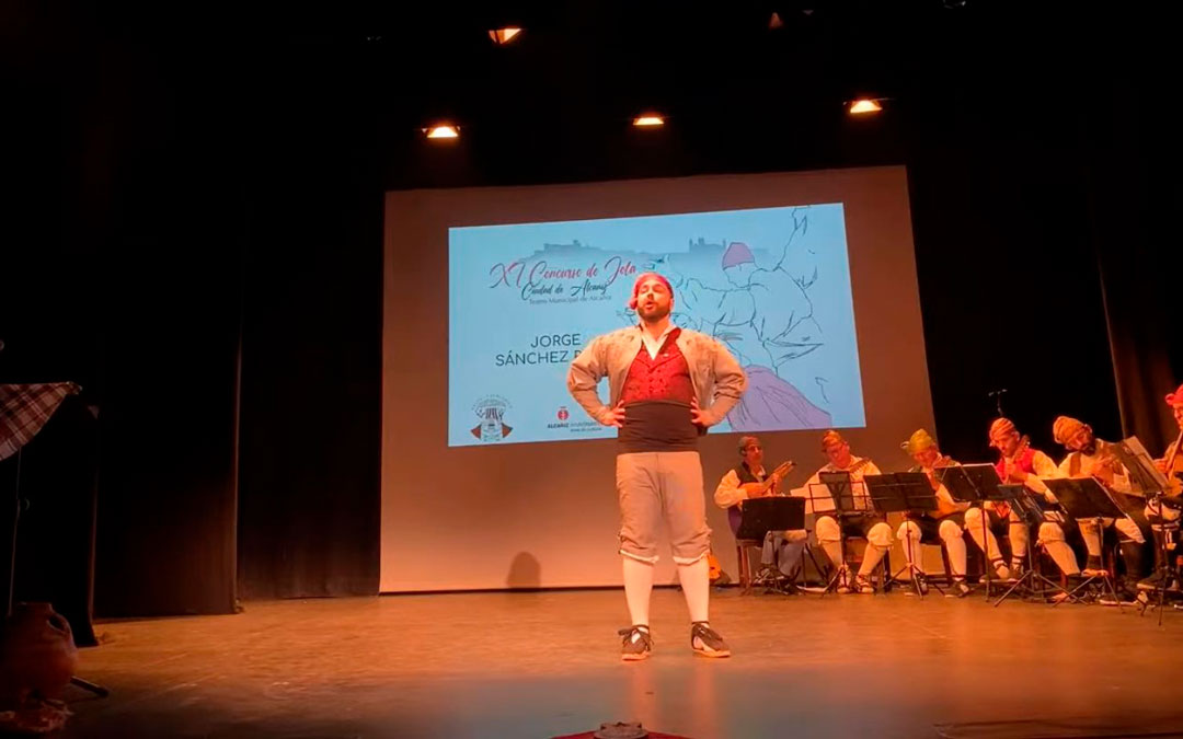 El alcañizano Jorge Sánchez se impuso en la final de canto masculino / Grupo Maladia