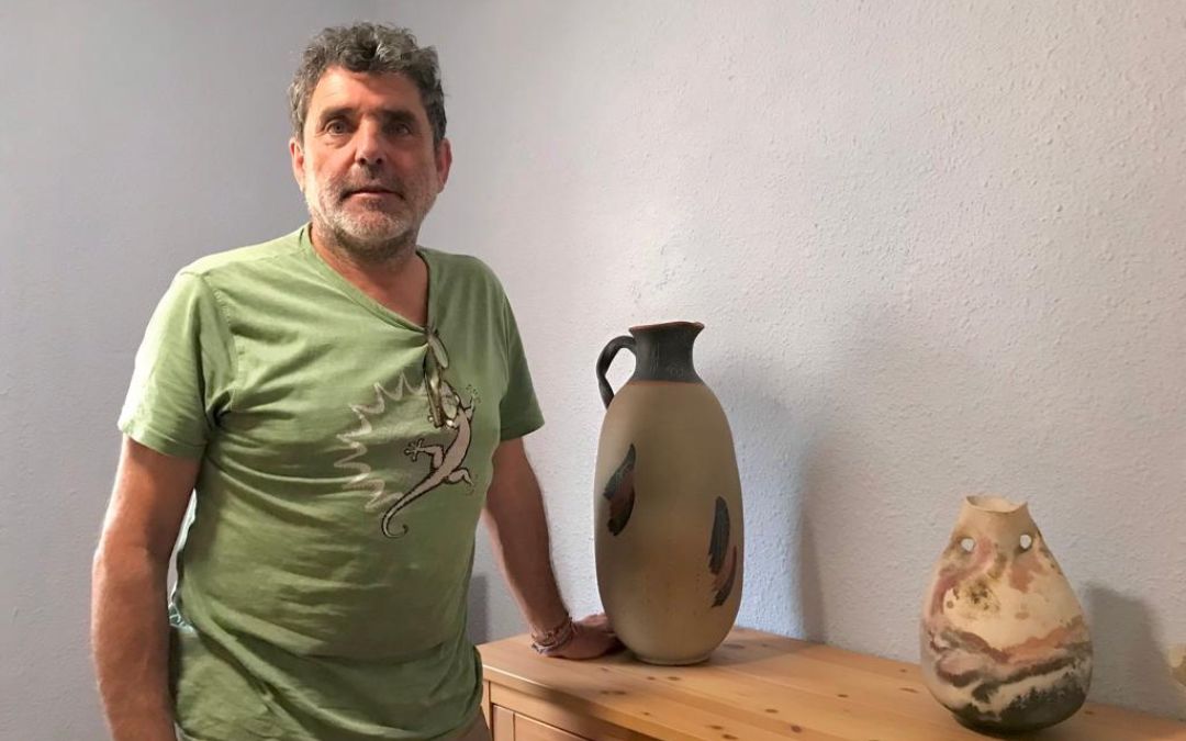 Adolfo Giner, ceramista natural de Castellote, junto a una de sus piezas de línea comercial en su casa de Alcañiz, donde todavía crea piezas en su taller./ C. O.