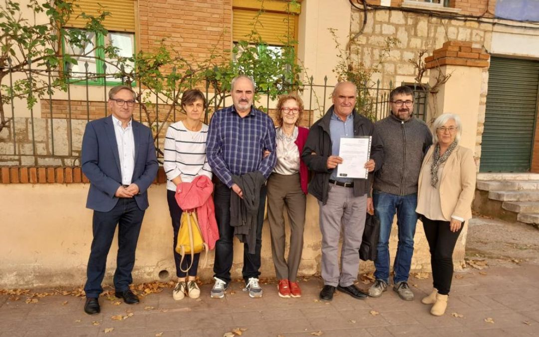 Algunos de los alcaldes, concejales e historiadores que han solicitado la protección de los dances tradicionales de Teruel./ M. A. M.
