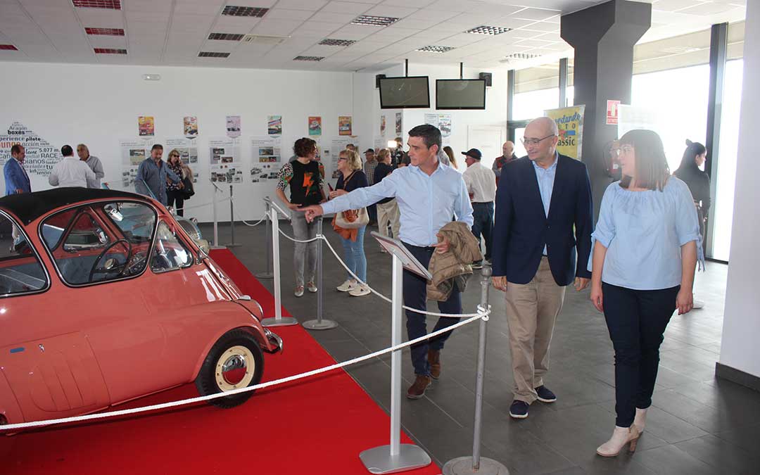 El teniente alcalde de Alcañiz, Javier Baigorri, durante la inauguración de la exposición sobre la historia de Autoclassic junto a la diputada provincial Susana Traver y el presidente de la Comarca, Luis Peralta, este viernes./ L. Castel