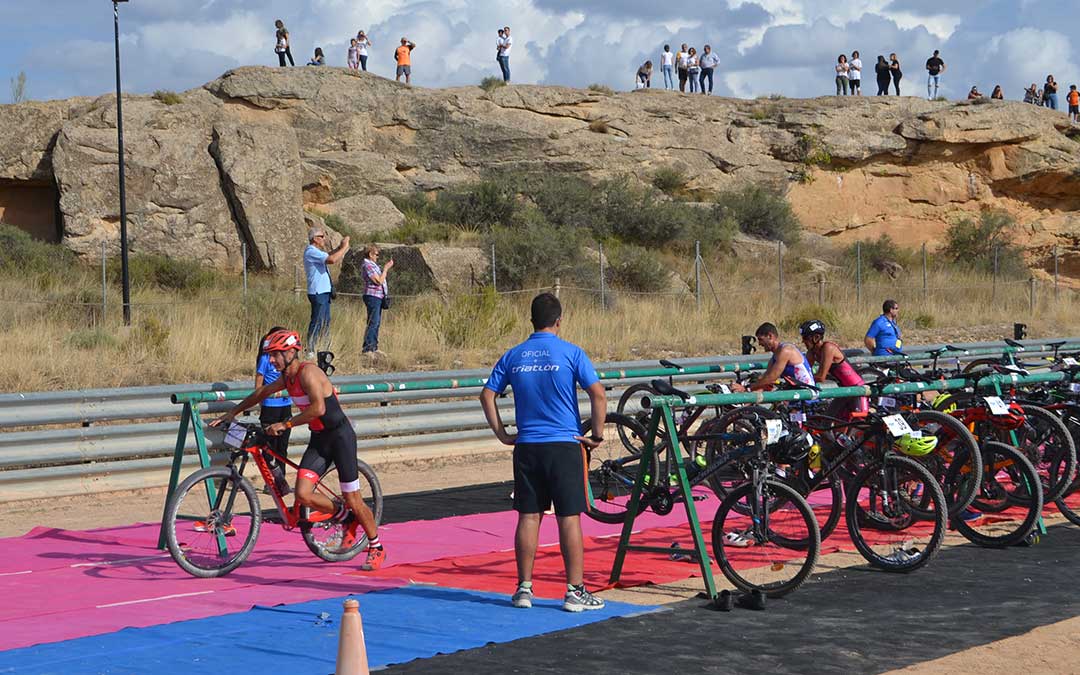 Los participantes, durante el cambio entre el trail y la bicicleta de montaña./J.L.