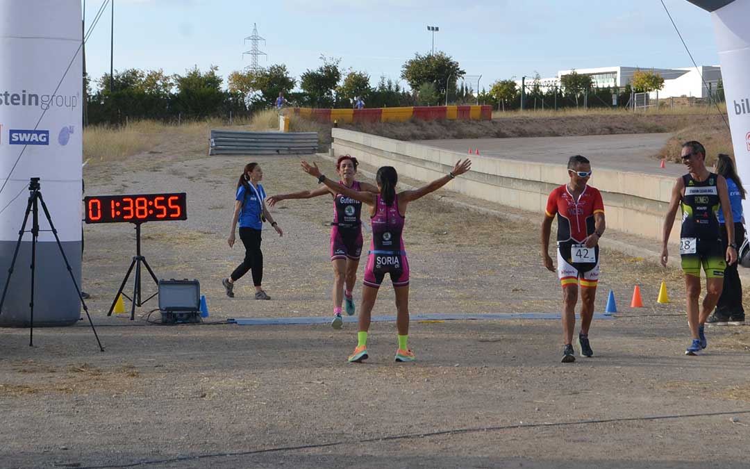 Emotivo abrazo entre las dos vencedoras en categoría femenina./J.L.