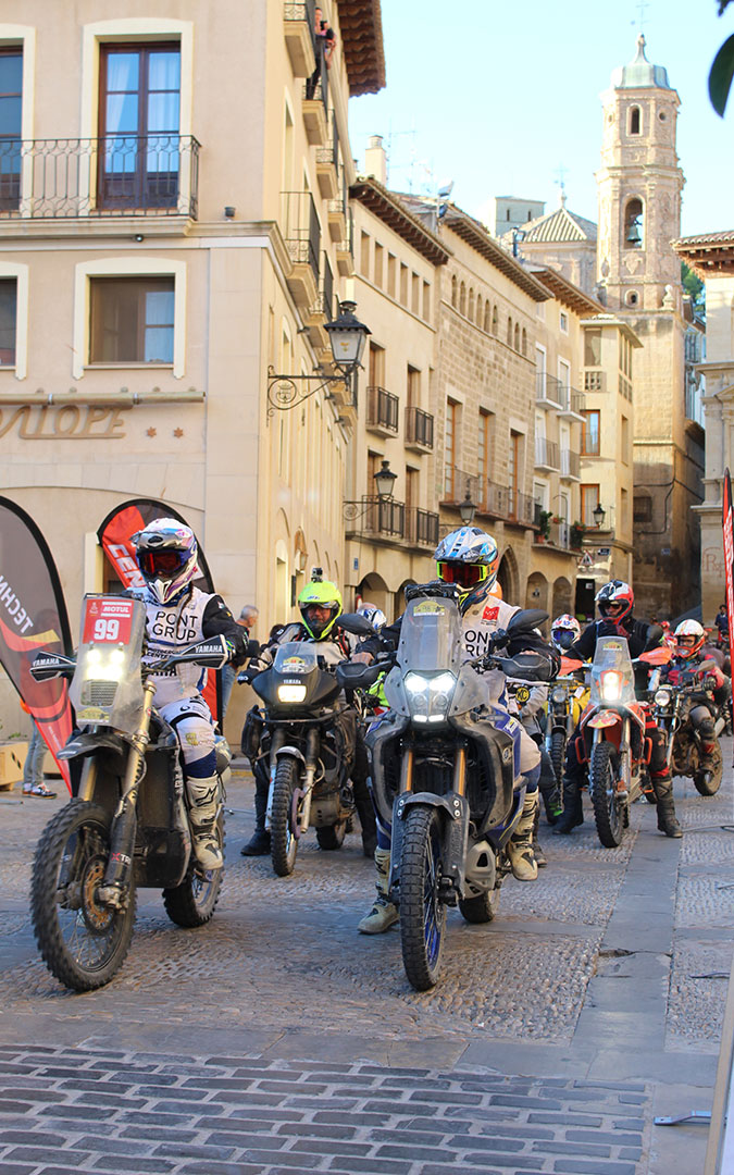 Sara García y Javi Vega, de Yamaha, listos para tomar la salida rumbo a Maella. / B. Severino