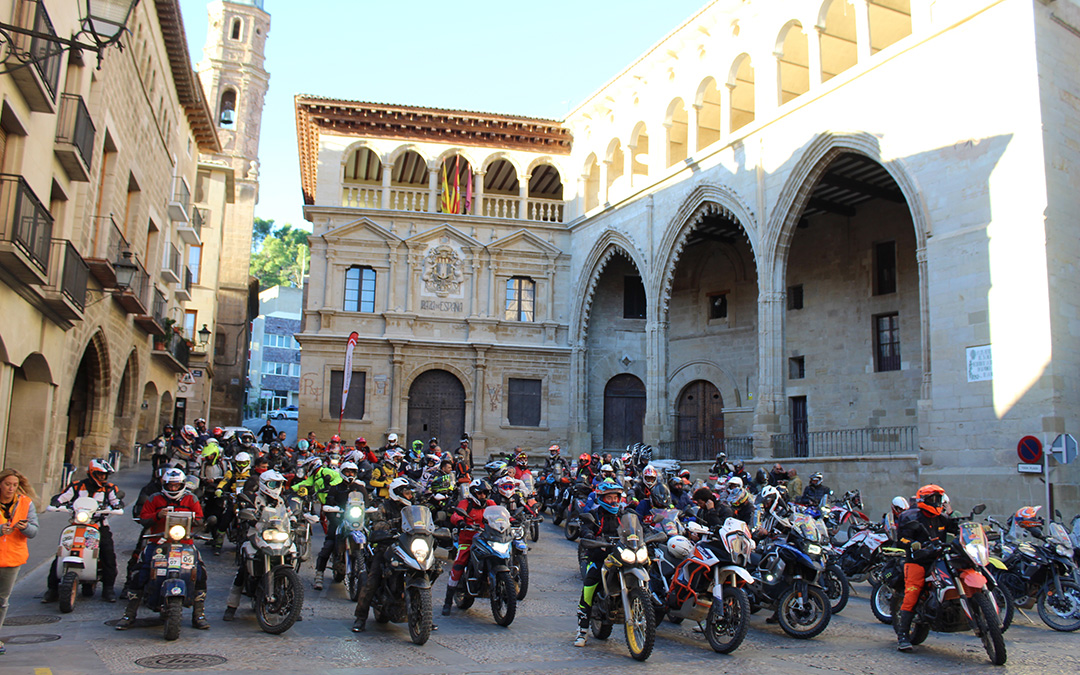 Concentración de las motos en la plaza de España antes de iniciar la segunda etapa de la Eutiches Book. / B. Severino