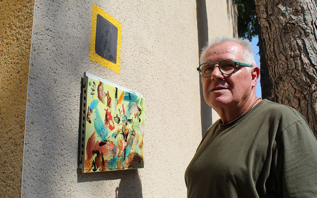 Fidel Ferrando, en verano en la puerta de su taller donde tiene una pieza de fachada ventilada hecha para Faveker. / B. Severino