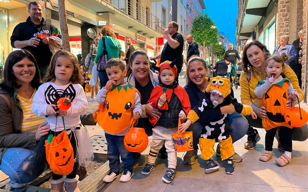 Salida este lunes a buscar caramelos en familia en las calles de Alcañiz con unos disfraces acordes a la cita de un 31 de octubre. / María Celiméndiz