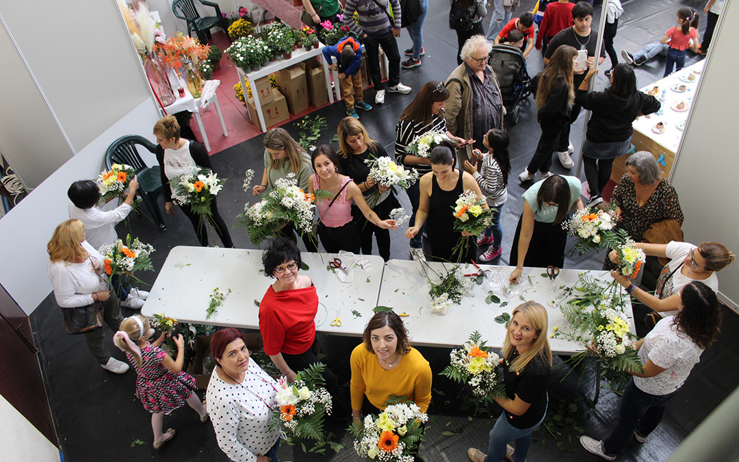 Taller de flores en la feria IV Alcorisa Muestra. / B. Severino