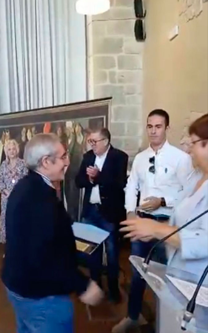 Alfredo Gonzalo recibe la placa conmemorativa en lugar de su padre, Balbino Gonzalo./ Ayto. de Caspe