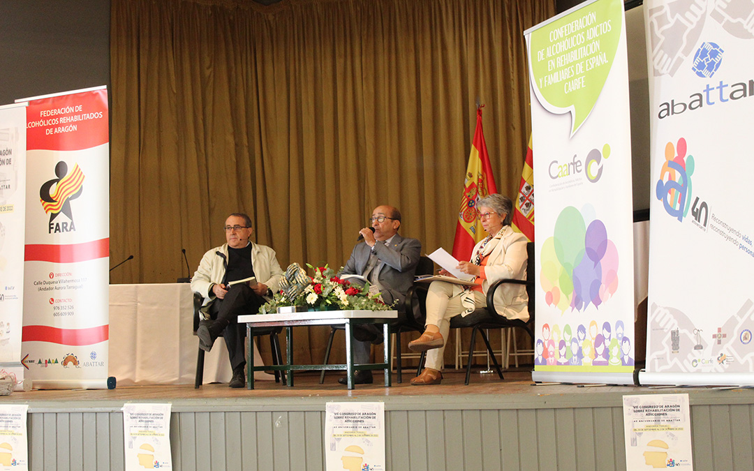 El presidente de ABATTAR, Manuel Martín, moderando la charla entre Manuel Liarte, sacerdote de Andorra en los inicios de la asociación; y Rosario Melero, Trabajadora Social de Endesa en los años 80. / B. Severino