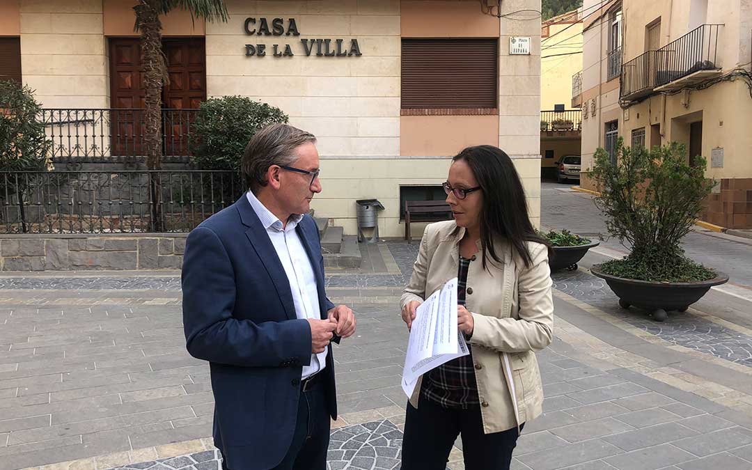 El presidente del PP de Teruel, Joaquín Juste; y la portavoz del grupo popular en el Ayuntamiento, Silvia Quílez, este martes en rueda de prensa / L. Castel