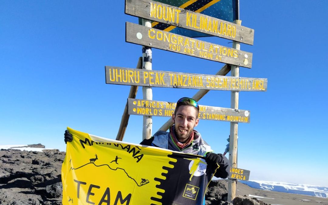 El atleta Ángel Antolín en la cumbre del Kilimanjaro./ Archivo personal.