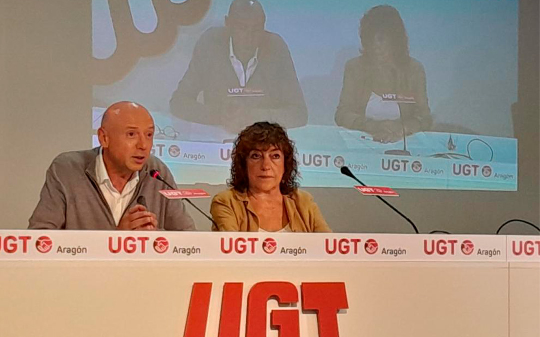 Antonio Ranera y Pura Huerta, de UGT, hoy en el centro de formación Arsenio Jimeno al presentar el informe sobre explotación laboral en Aragón./ S. E.