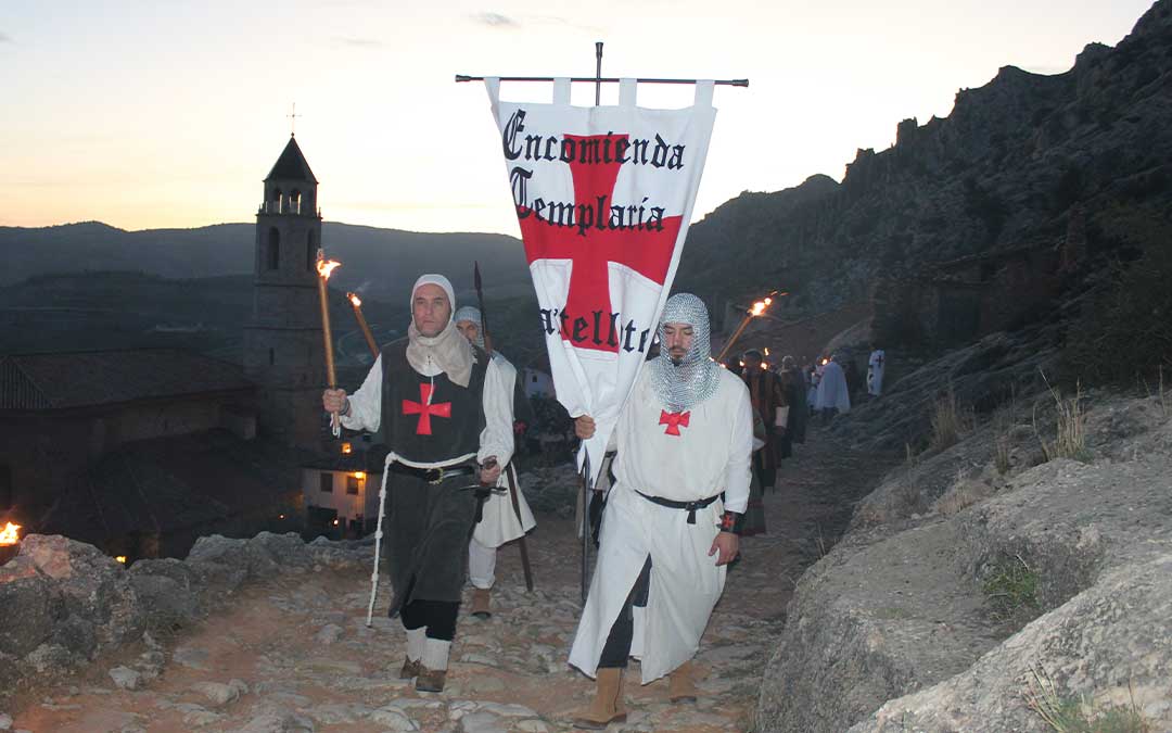 Ascenso de los templarios al castillo de Castellote / E.P.