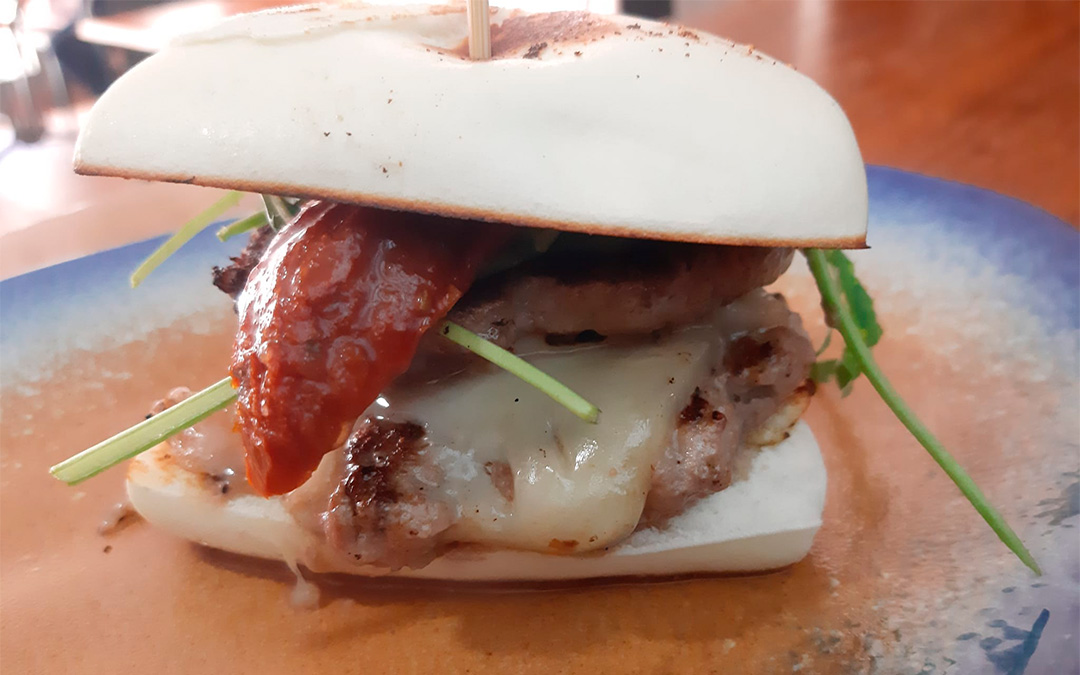 Bao burguer de ternera rellena de Fanbar con tomate seco y rúcula./ Manuel Barrau