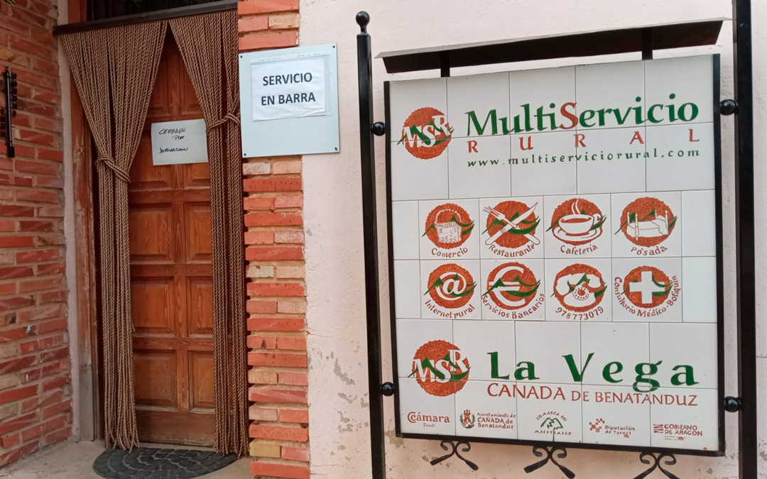 El bar-multiservicio cumple una función imprescindible en la localidad para los 30 vecinos y visitantes. Ángel López