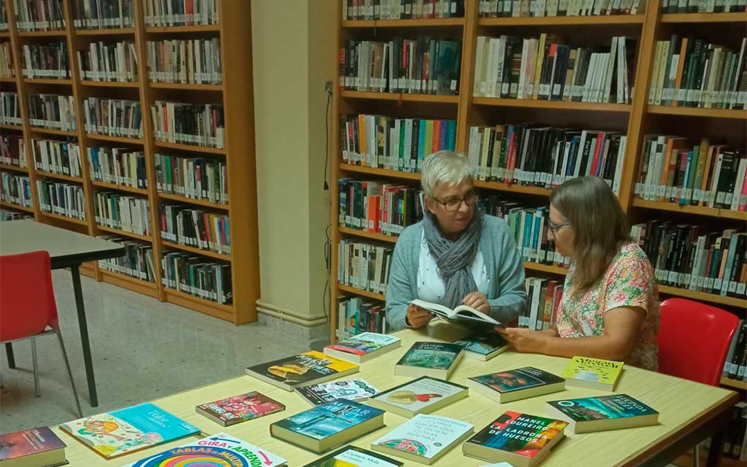 La diputada delegada de Bibliotecas, Rosario Pascual, en la biblioteca de Cella revisando los libros adquiridos con la subvención de DPT./ Diputación de Teruel