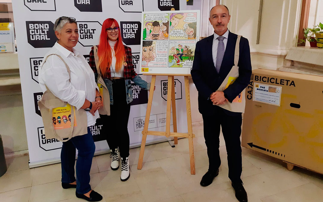 De izquierda a derecha: Eva Esteban (directora de la oficina de Correos del paseo de la Independencia), Sara Jotabé (dibujante) y Fernando Beltrán (subdelegado del Gobierno en Zaragoza)./ Delegación del Gobierno en Aragón