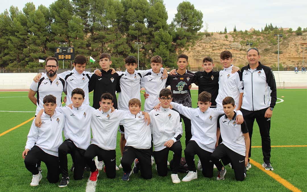Jugadores y cuerpo técnico del cadete 'B'/ A.M.