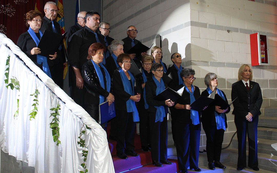 El coro cerró la velada con la interpretación, junto con la banda, del himno de Aragón./ A.M.