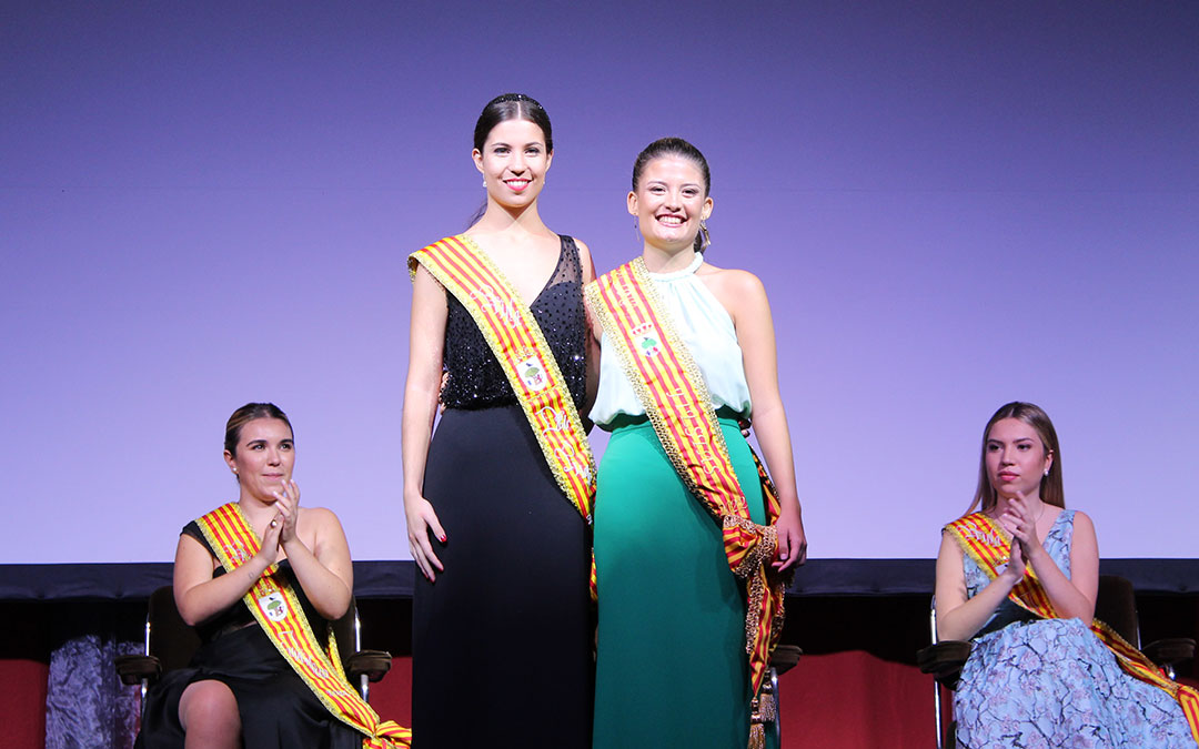 Carolina Gasión, Reina de Fiestas (dcha.), junto a su predecesora./ A.M.