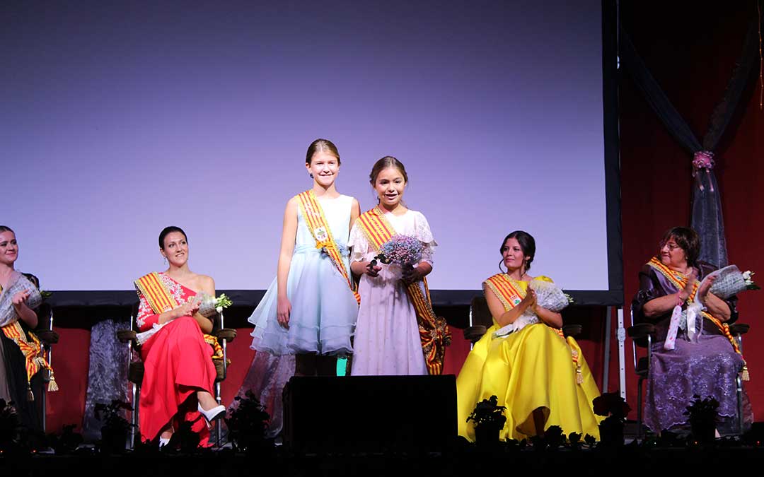 Ana Pilar Foz, Reina Infantil (dcha.), junto a su predecesora./ A.M.