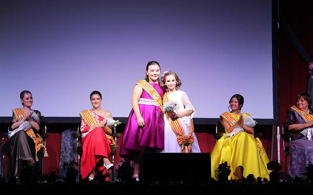Vega Mompel, Reina Infantil (dcha.), junto a su predecesora./ A.M.
