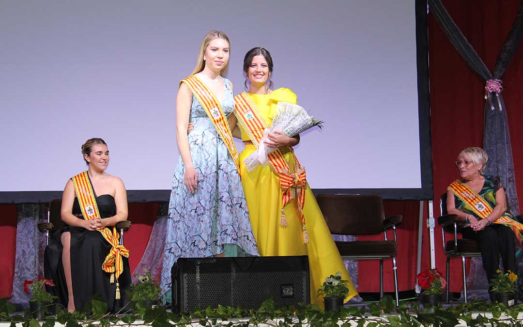Marta Gasión, Reina del Melocotón (dcha.), junto a su predecesora./ A.M.