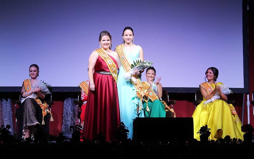 Marta Espada, Reina de la Peña Taurina (dcha.), junto a su predecesora./ A.M.