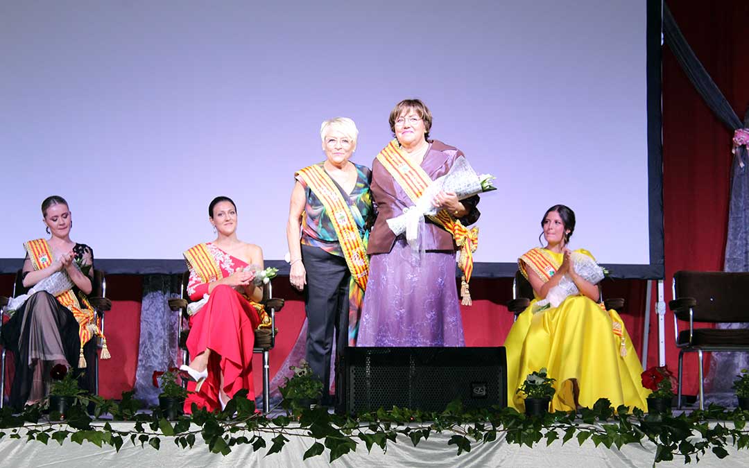 María Felisa Chacón, Reina de las Personas Mayores (dcha.), junto a su predecesora./ A.M.