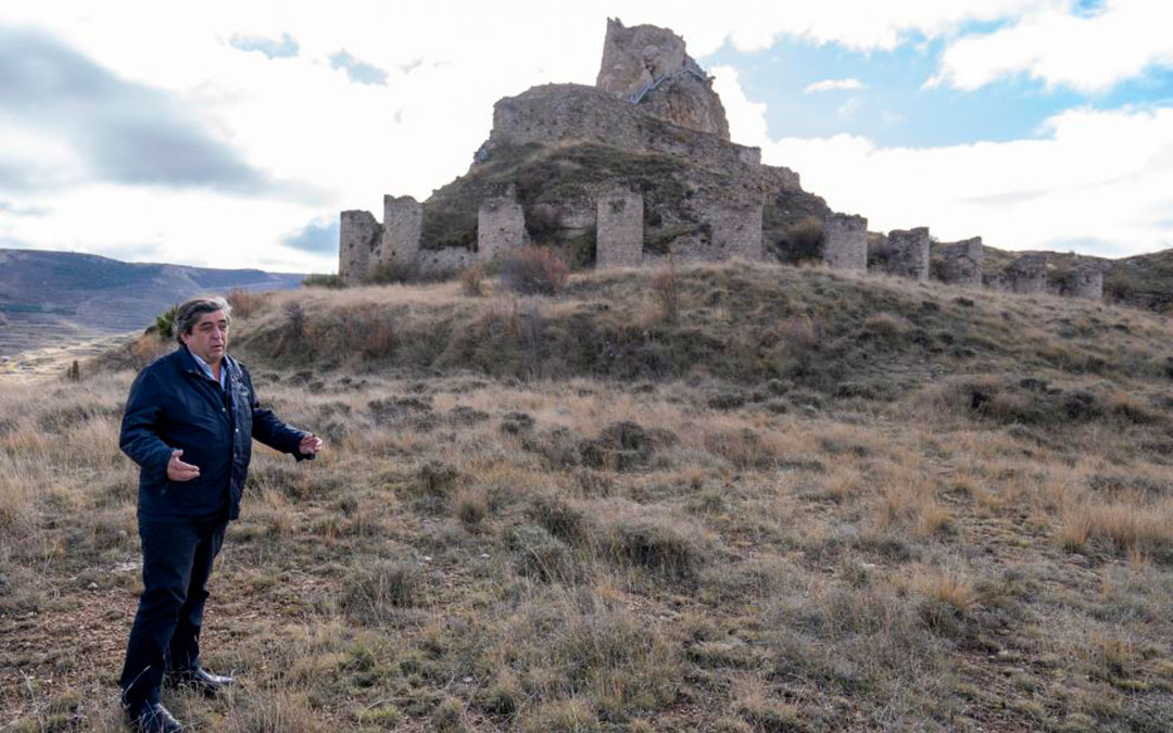 El alcalde, Sergio Uche, junto al castillo de Aliaga./ Antonio Garcia-Bykofoto