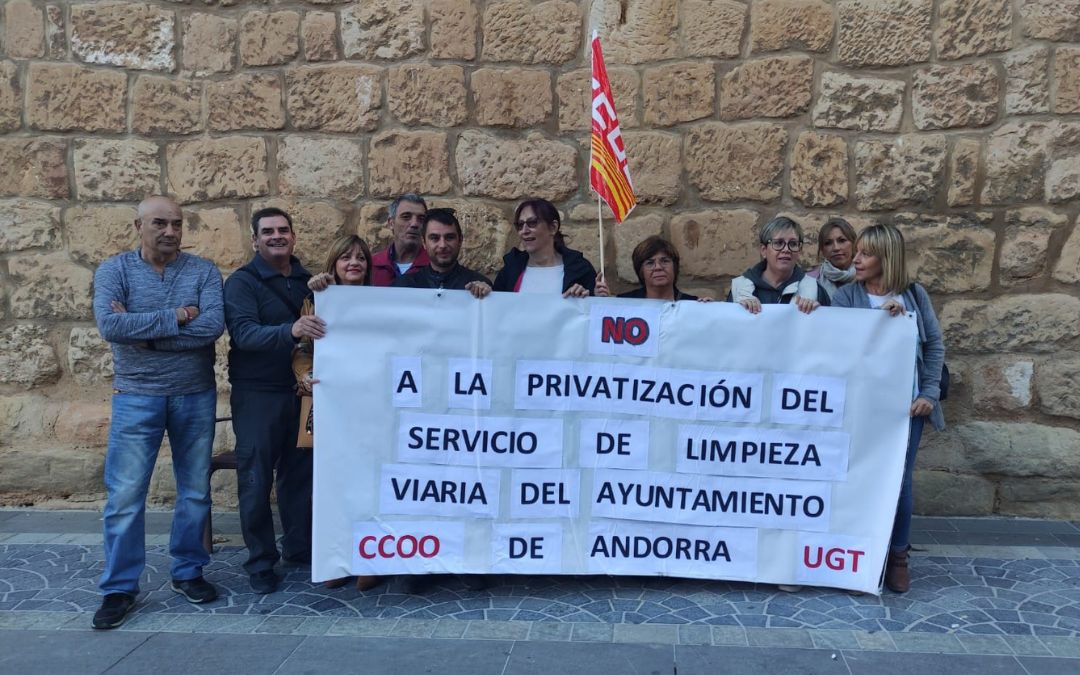 CCOO y UGT en la concentración de este viernes en Andorra en contra de la propuesta de privatizar el servicio de limpieza viaria./ L. C.