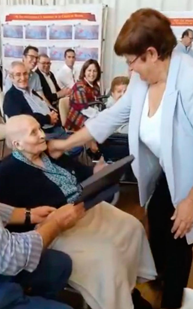 María Sanz recibe la placa de manos de la alcaldesa de Caspe, Pilar Mustieles./ Ayto. de Caspe