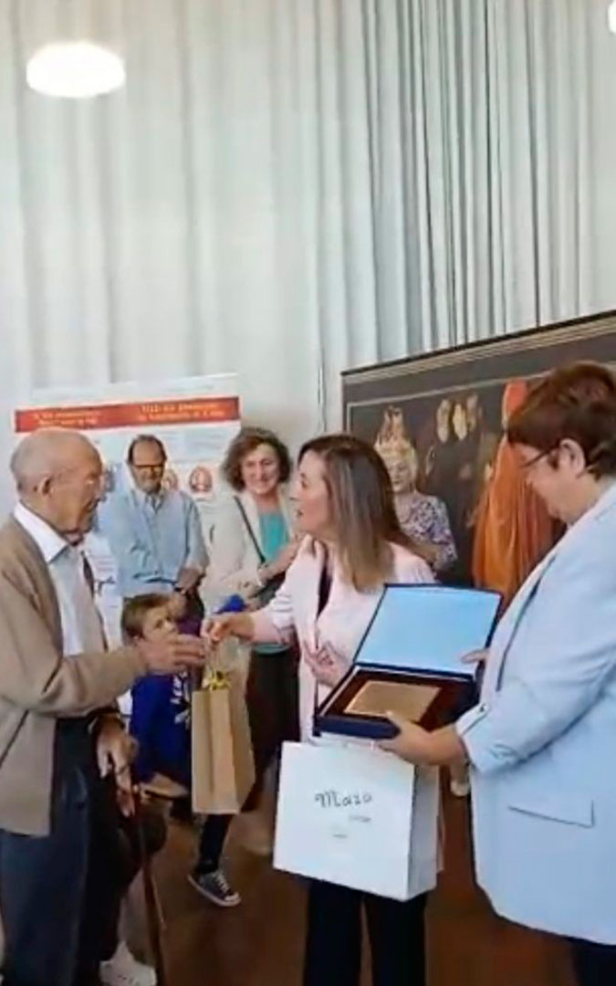 Entrega de la placa al centenario José Aranda./ Ayto. de Caspe