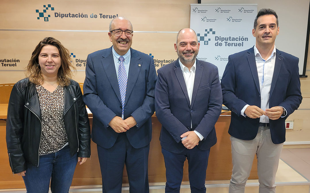 La diputada de Desarrollo Territorial de la DPT, María Ariño; el presidente de la DPT, Manuel Rando; el presidente de la Cámara, Antonio Santa Isabel; y el diputado de Cs, Ramón Fuertes, en la presentación./ DPT