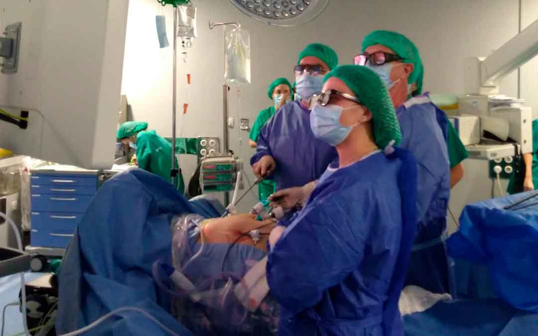 El Servicio de Cirugía del Hospital de Alcañiz cuenta con reconocidos profesionales y es puntero, entre otros, en la reconstrucción mamaria tras un cáncer o en la cirugía laparoscópica (en la imagen)./ La Comarca