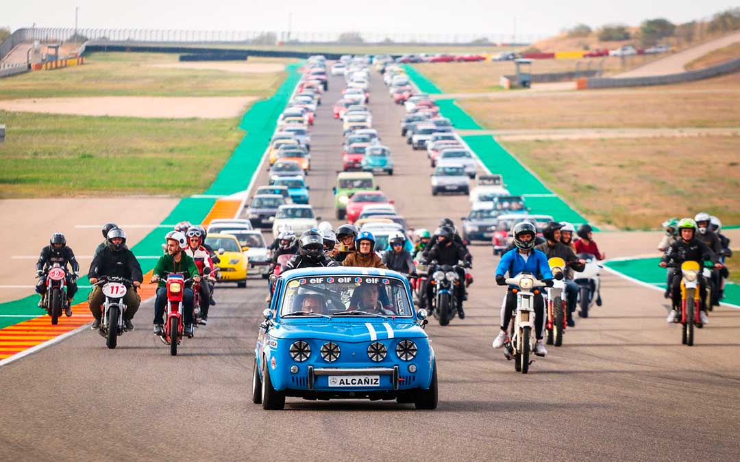 Icónica imagen de todos los vehículos rodando a la vez en el circuito de velocidad el domingo para despedir el Classic Festival / Motorland