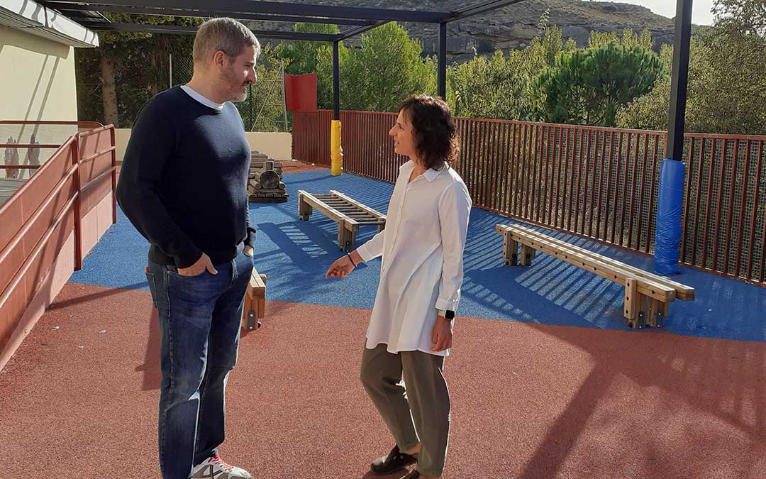 El colegio estrena este curso nuevo pavimento en sus patios y un pequeño espacio multiusos con césped artificial./ Ayto. Alcañiz