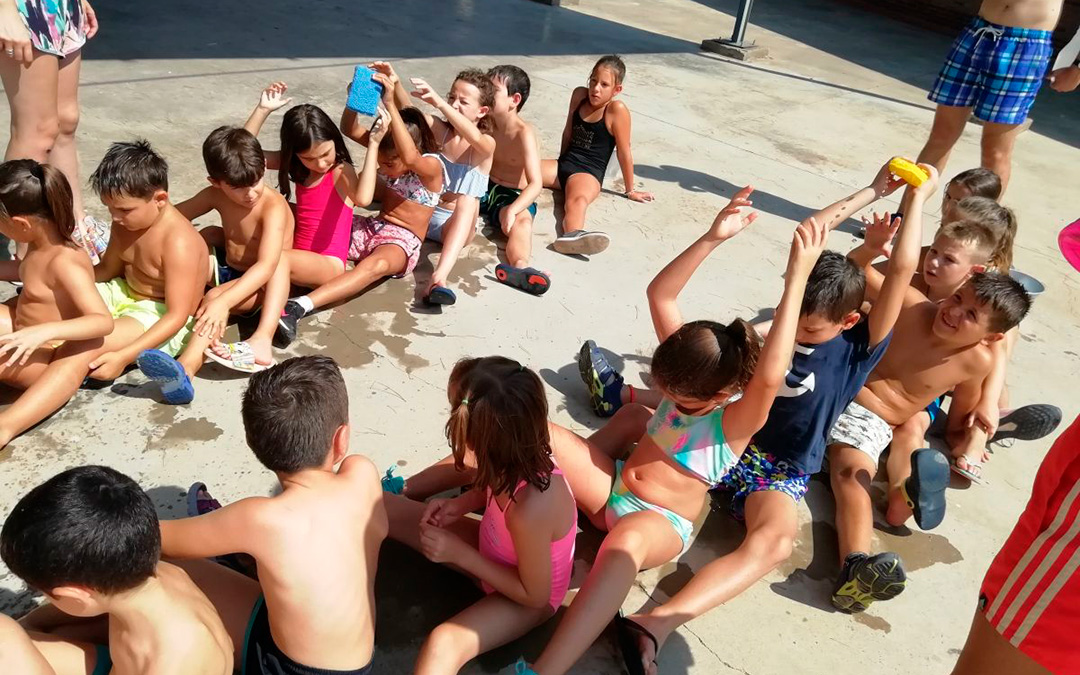 Un momento de la divertida gymkana de agua en Albalate. / Comarca Bajo Martín