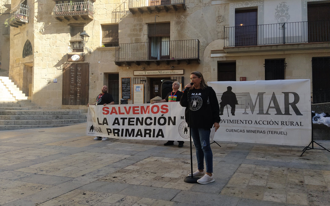 Elena Ibáñez durante la lectura del manifiesto por la sanidad pública en Valderrobres.