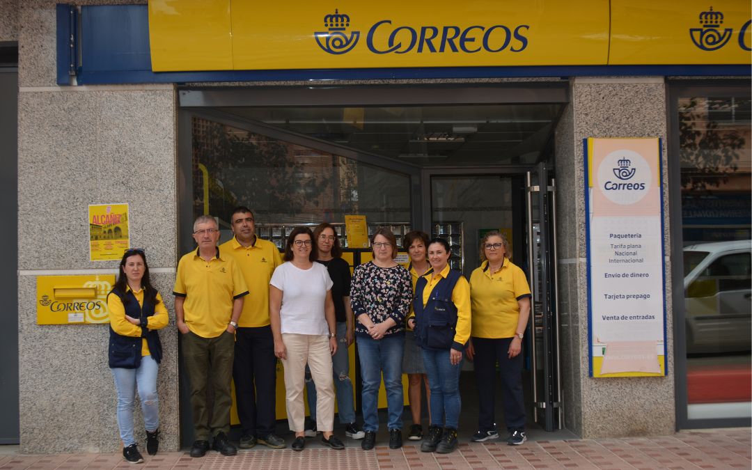 Trabajadores de la oficina y repartidores de Correos en Alcañiz./ C. O.