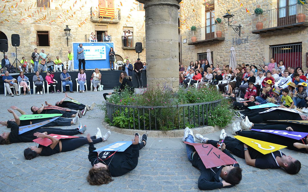 La Ruleta de la Fortuna repartió suerte entre los cretenses congregados en la plaza./J.L.