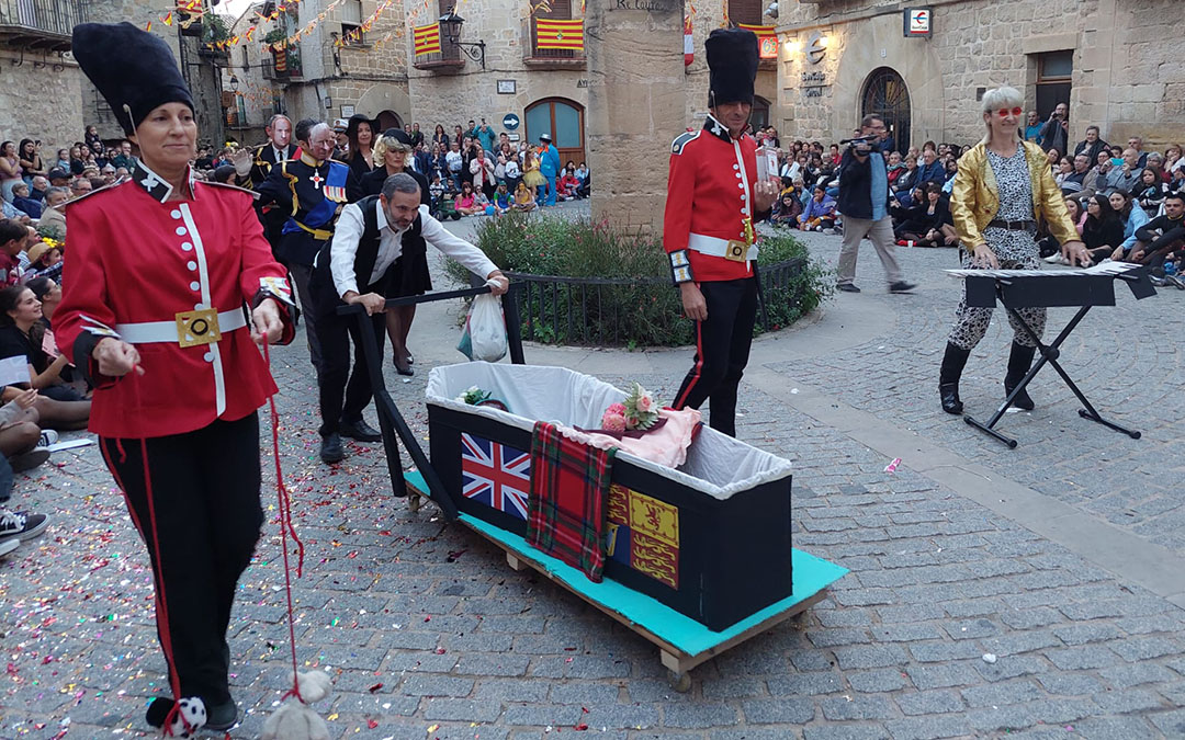 La plaza de España acogió a la comitiva de la Reina de Inglaterra con Elton John./J.L.