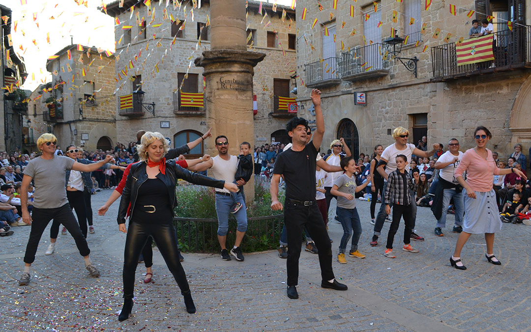 La representación del musical de Grease hizo bailar a más de un asistente. El grupo de amigos que protagonizaron el disfraz se llevaron el primer puesto dentro del concurso de disfraces./J.L.