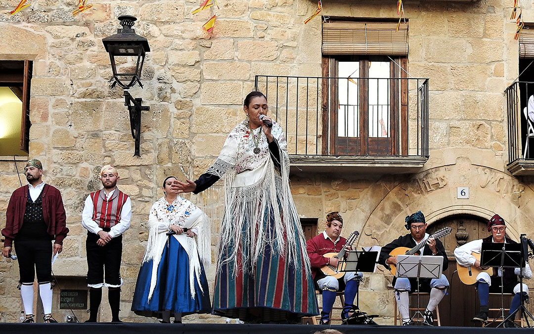 La jota aragonesa fue protagonista durante el homenaje a la tercera edad que tuvo lugar en la plaza./J.L.