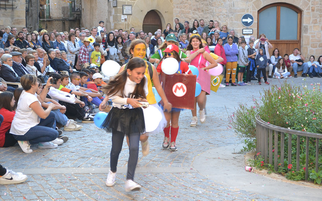 Uno de los grupos más jóvenes recrearon el videojuego Mario Kart. /J.L.