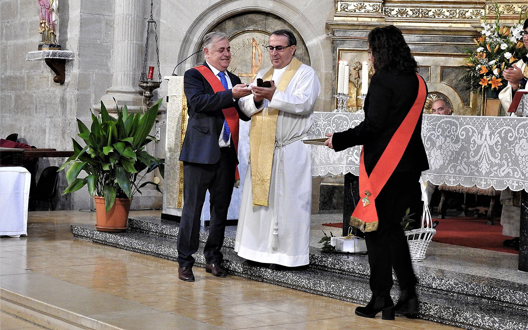 Mosen Manuel Liarte recibió un homenaje durante la misa de Santa Pelagia./J.L.