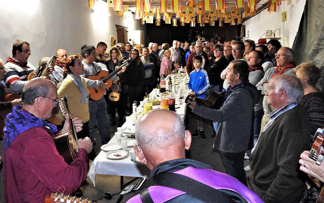 La ronda de bodegas fue el primero de los actos tras al chupinazo del viernes./J.L.